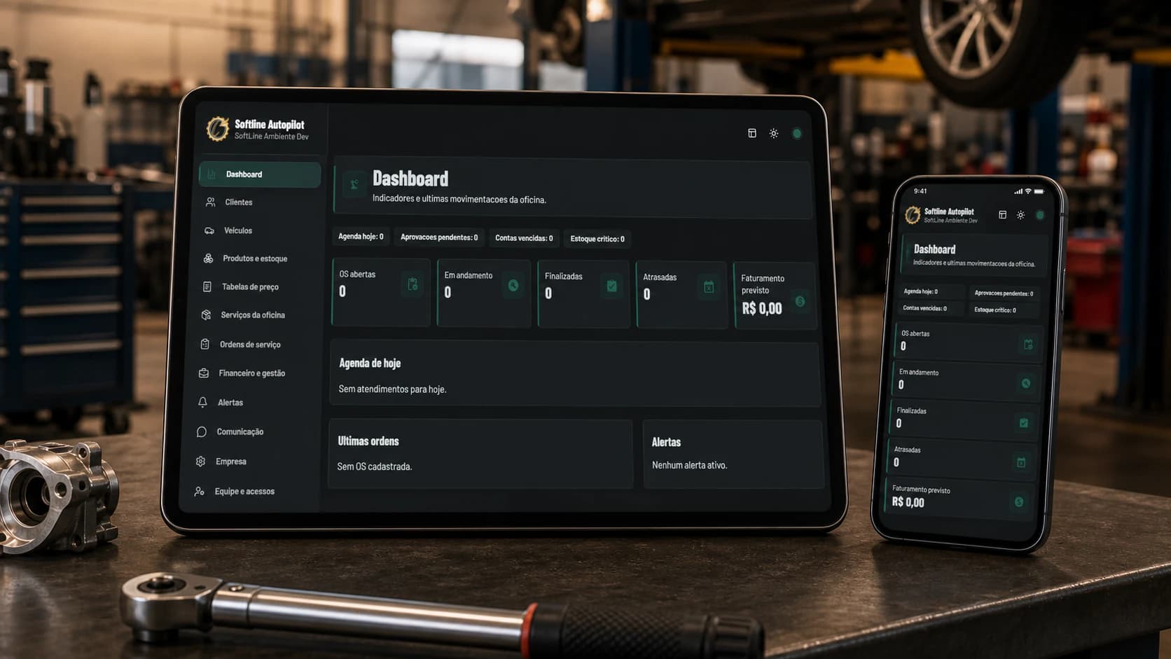 Softline Autopilot em tablet e celular dentro de uma oficina mecânica